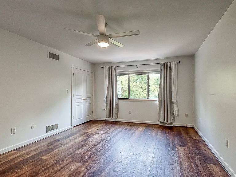 618 Essex Ct — Photo 22