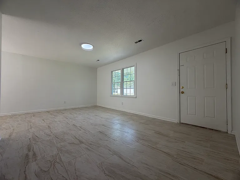 230 Stonebrook Dr — Photo 4
