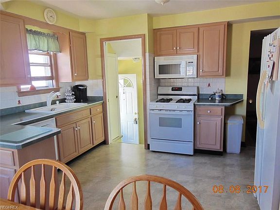 4th image of 2423 Torrington Ave