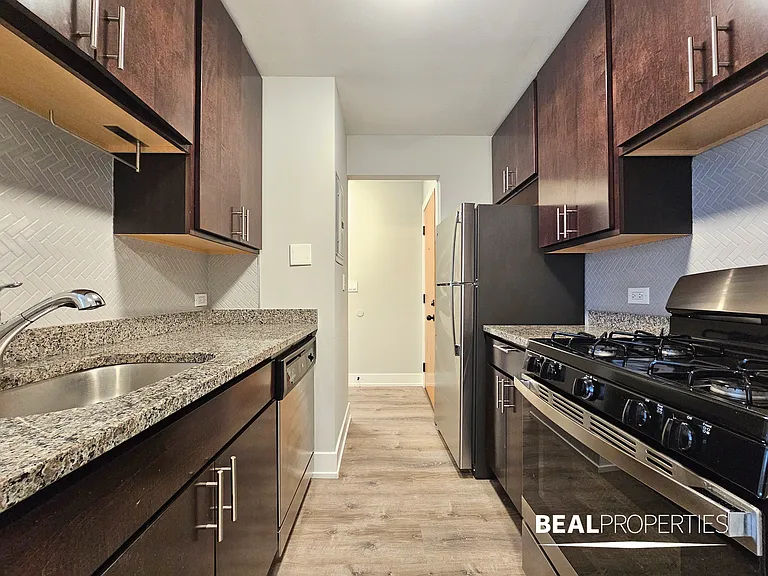 530 W Surf — Photo 119