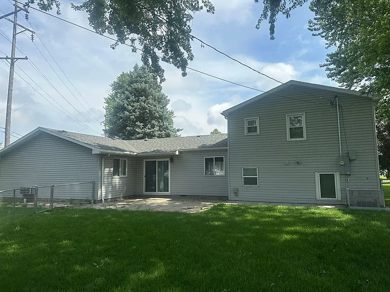 537 Memorial Dr E — Photo 4