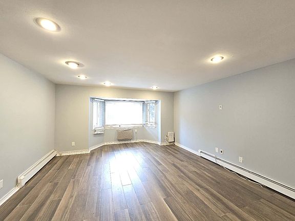 4th image of 1407 Royce St #10