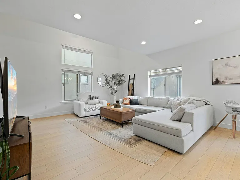 2657 N Elm Dr — Photo 9
