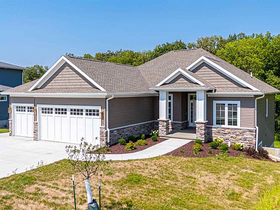 2nd image of 3055 Ridgeview Cir