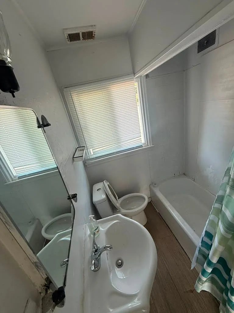 2 bed, 1.0 bath, $875 — Photo 1