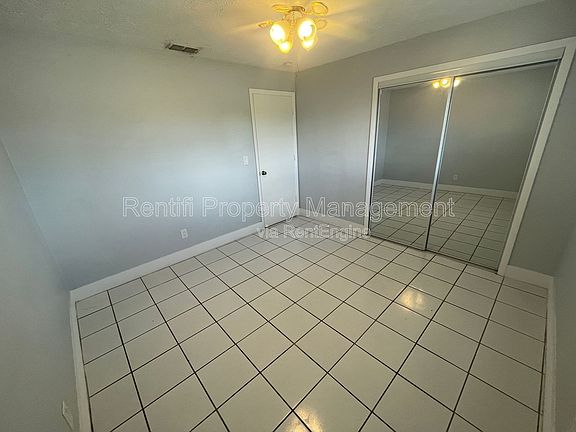 3rd image of 717 SE 9th St #B