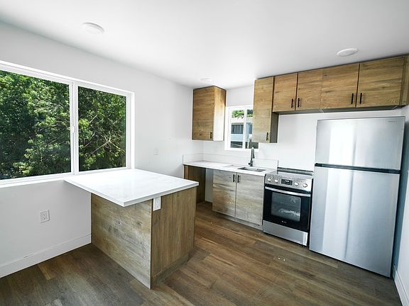 2nd image of 2325 Comstock St #6