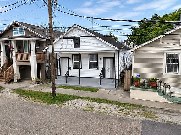 2nd image of 1816-1818 Allen St