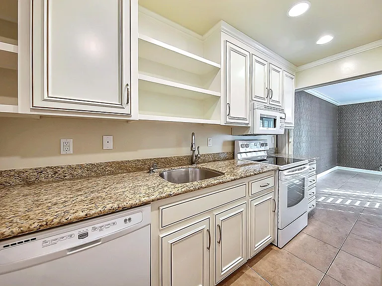 1872 Cannon Dr — Photo 16