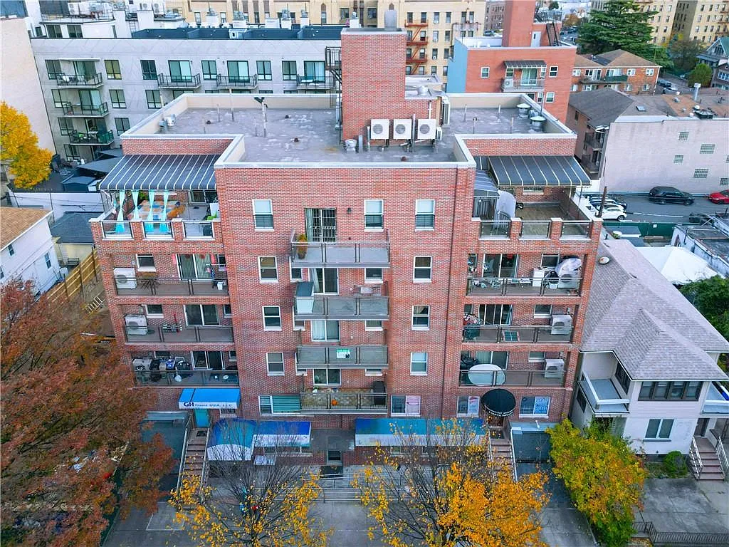 1457 West 5th Street — Photo 2