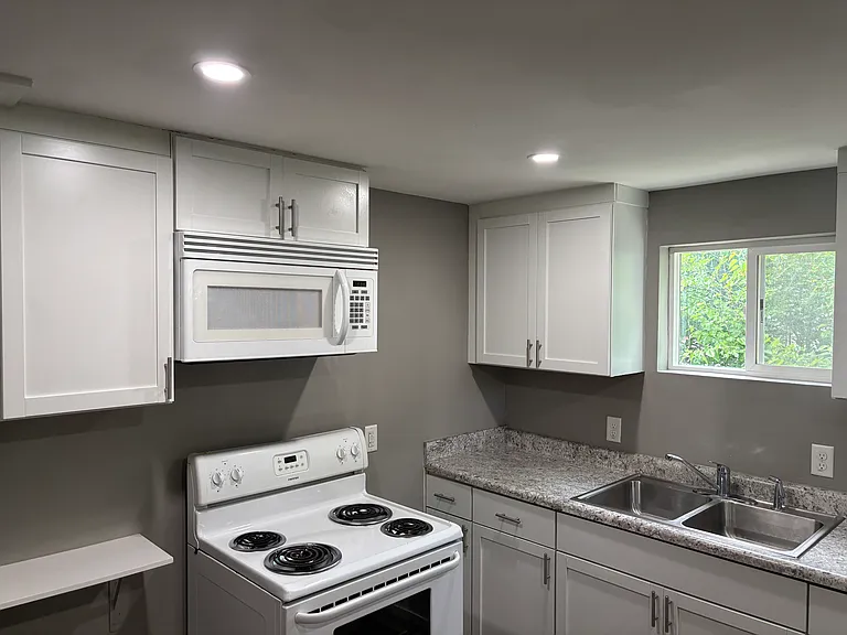 437 Leeds Ave — Photo 15
