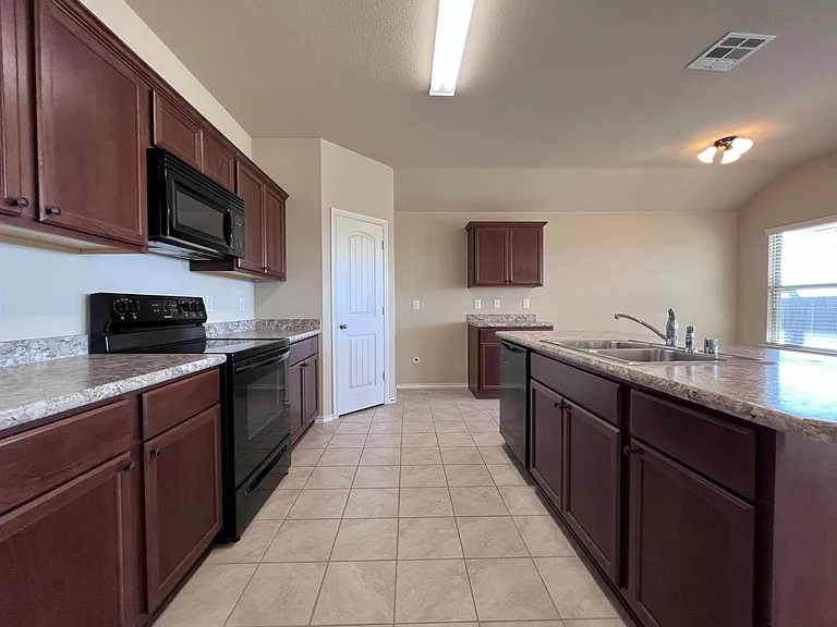 319 Plum Dr — Photo 5