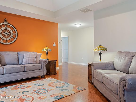 4th image of 127 Dogwood Villa Dr