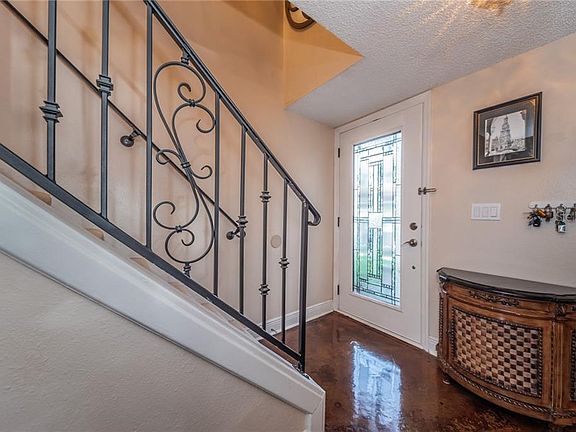 5th image of 260 Cypress Pl