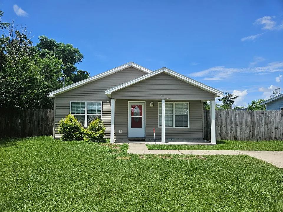 901 Huntington Dr