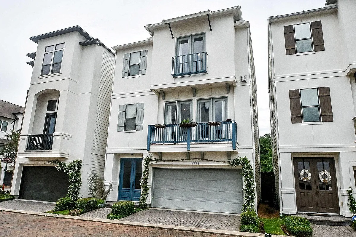Building Photo - 2222 Hilshire Lake Dr