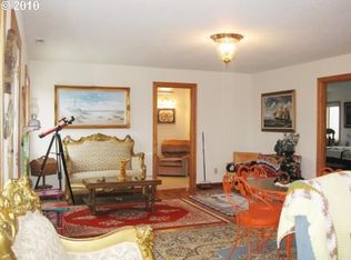 1054 4th St SE #M, Bandon, OR 97411