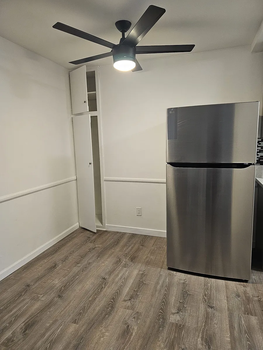 Building Photo - 7162 Hawthorn Ave #2