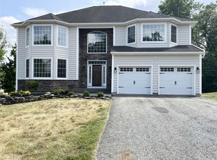 112 Winding Brook Ct, New Windsor, NY 12553