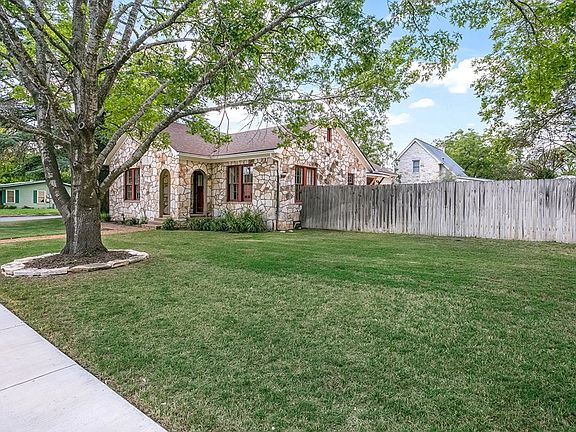 3rd image of 802 N Llano St