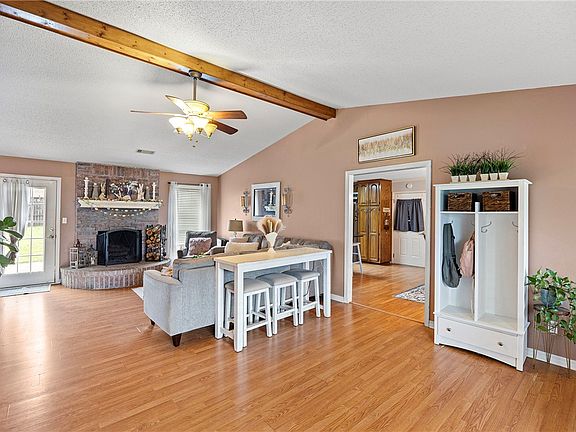 3rd image of 260 Richland Cir