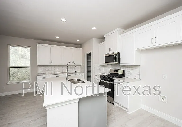 3006 Camellia St — Photo 9
