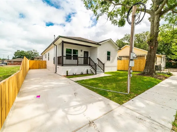 823 N Robertson St, Chalmette, LA 70043