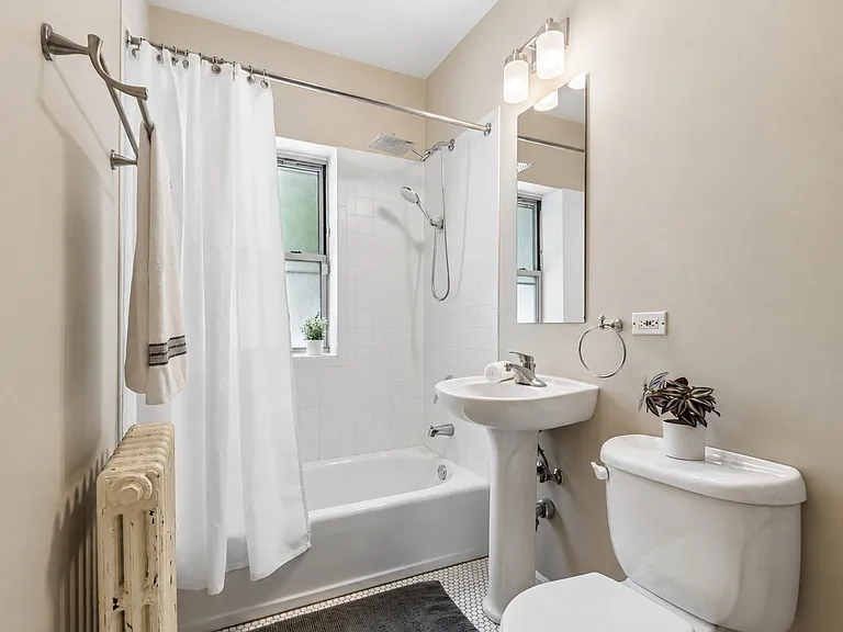 2018 W Greenleaf Ave #1F — Photo 11