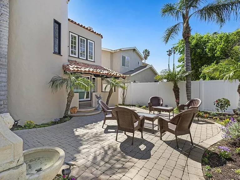 1157 Winthrop Ln — Photo 4
