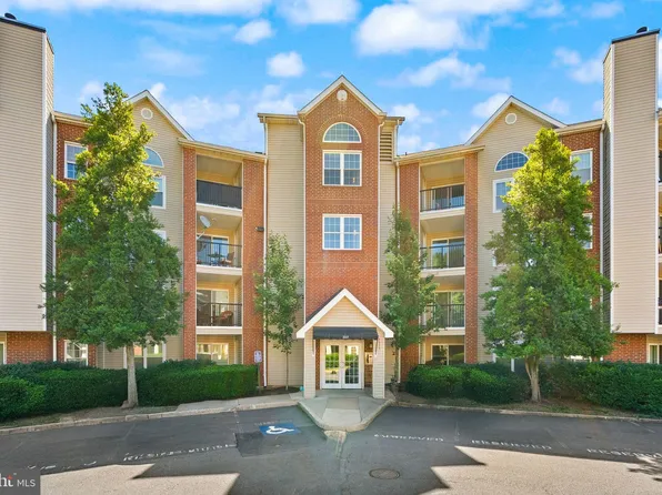 3313 Wyndham Cir APT 3209, Alexandria, VA 22302