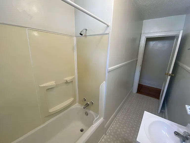 906 Lancaster St #A — Photo 8