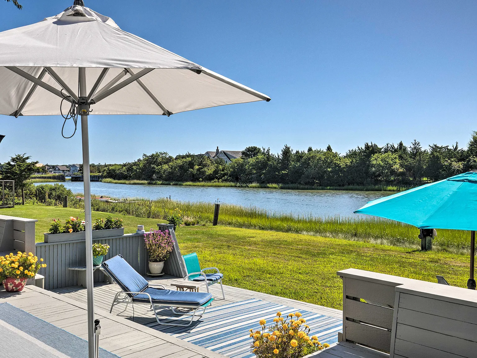 Delightful 3 Bedroom Waterfront Home — Photo 2