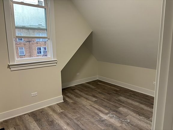 4th image of 4440 N Hamlin Ave #3