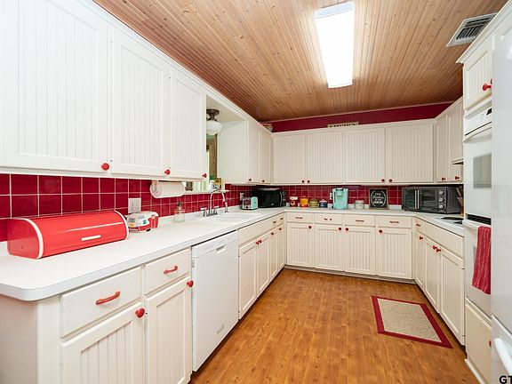 2nd image of 103 Iris Dr