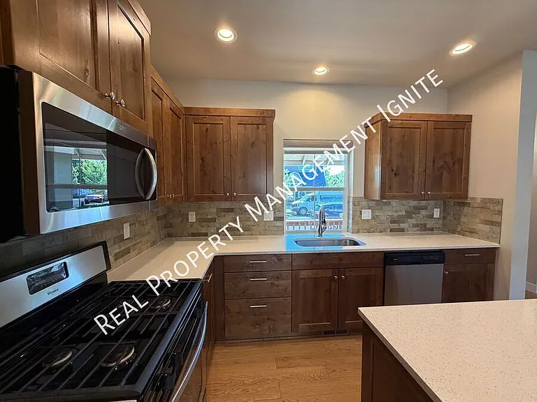 2713 NE Black Oak Pl — Photo 6