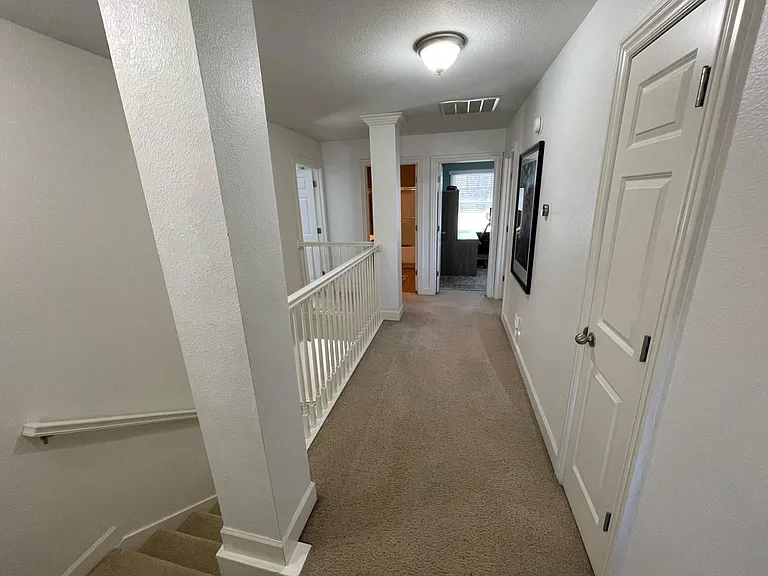 1521 NE Dysart Woods Ln — Photo 15