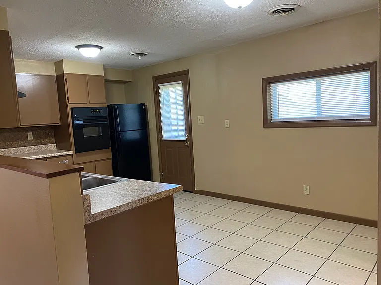208 E Maiden Ln — Photo 10