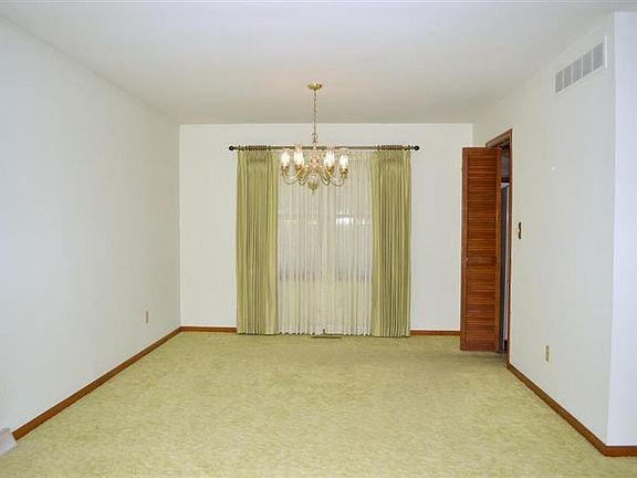 3rd image of 424 Meadow Ln