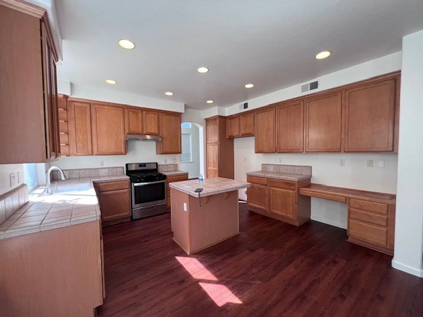 Spacious Elk Grove Home with fresh paint, laminate flooring and close to schools and parks. — Photo 2