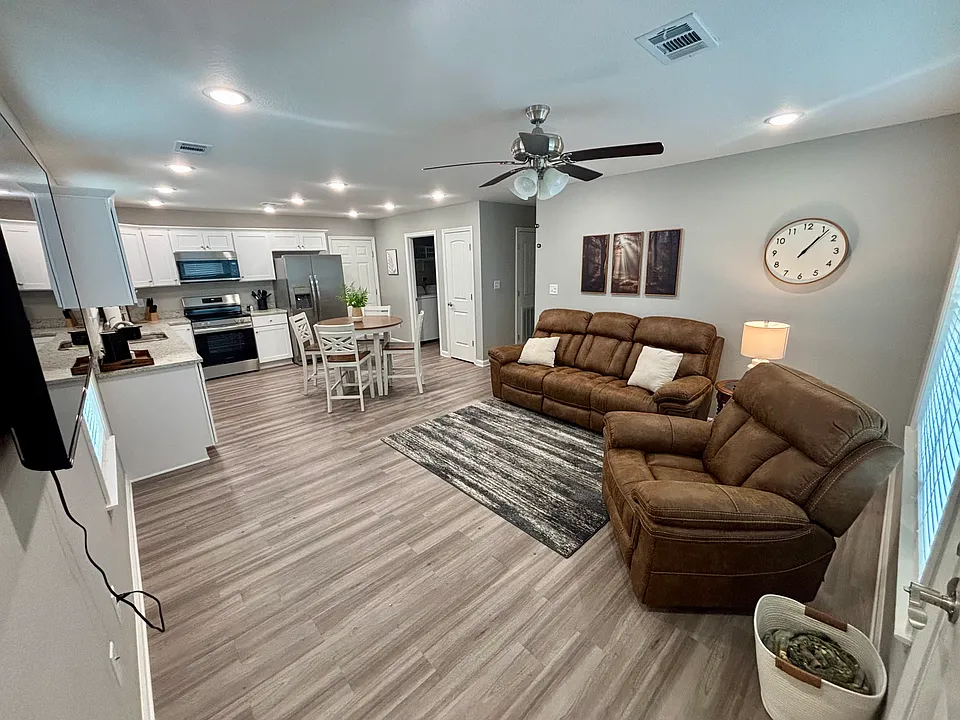 1146 Highway 385 S