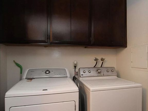 Laundry hookups (Washer/Dryer provided by tenant)