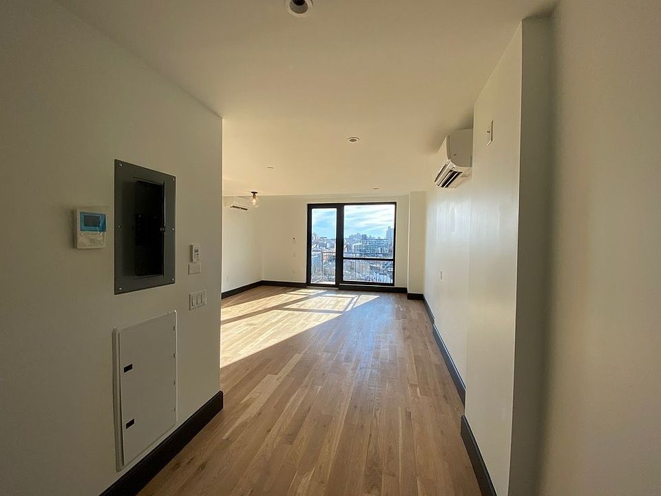2nd image of 525 Franklin Ave #8X