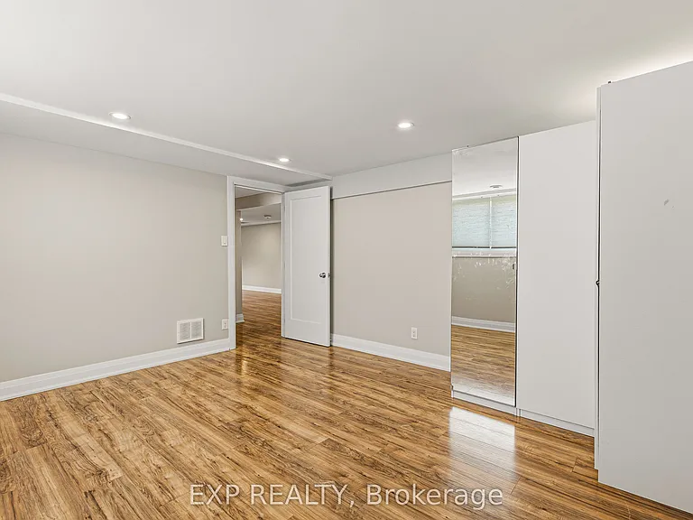 10 Queen Anne Cres — Photo 37