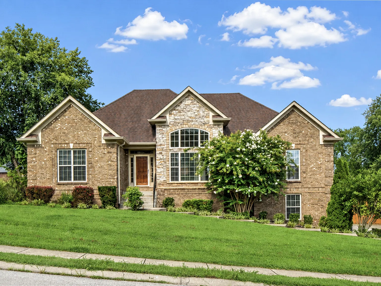 5 bed, 2882 sqft, $3,000 — Photo 1