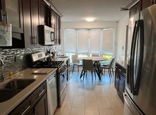 6 Valley Ln E, Valley Stream, NY 11581