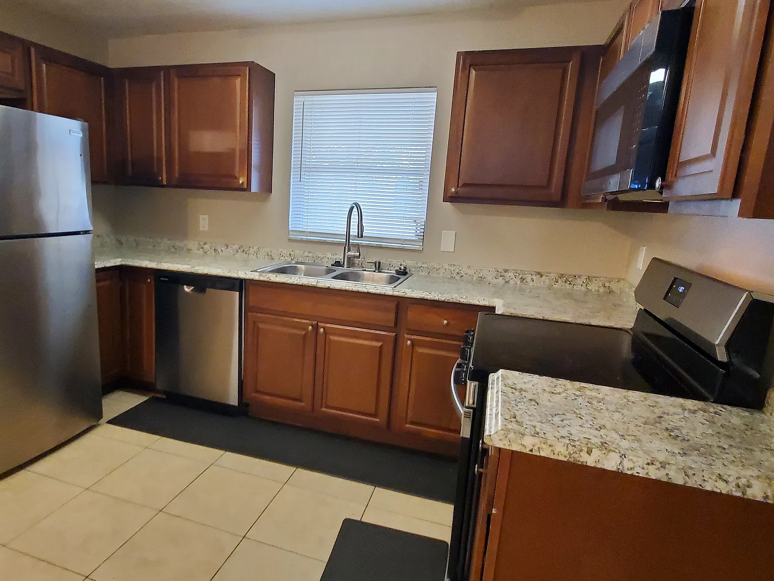 3 bed, 1580 sqft, $2,400 — Photo 4
