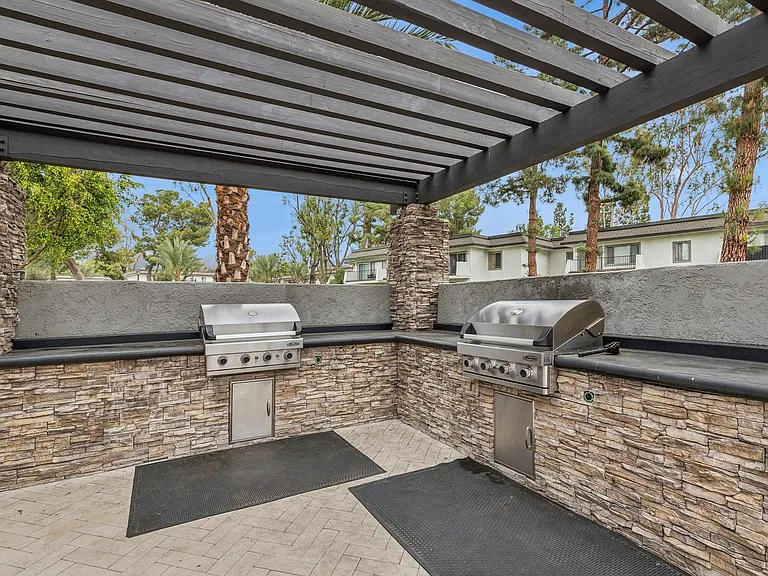 Monte Vista Apartment Homes — Photo 14