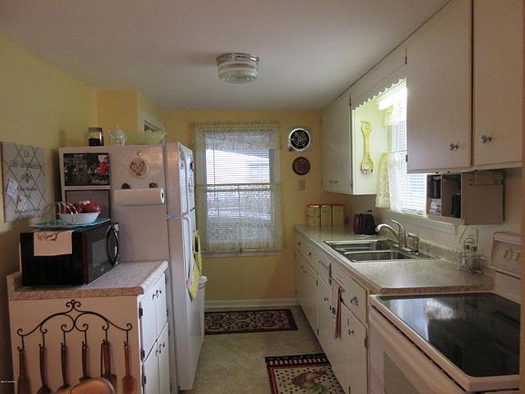 3rd image of 128 Grant St