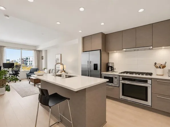 38 W 9th St NE #412, Calgary, AB T2E 7X9