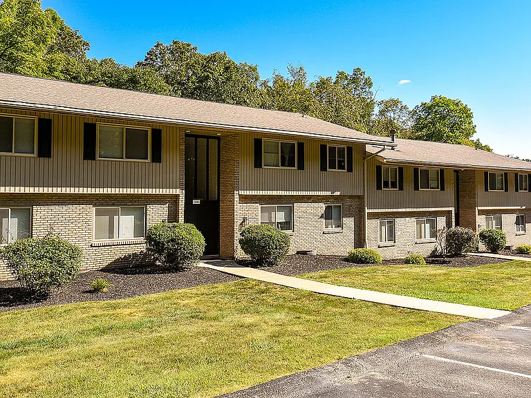 Exterior Lindenbrooke Apartments